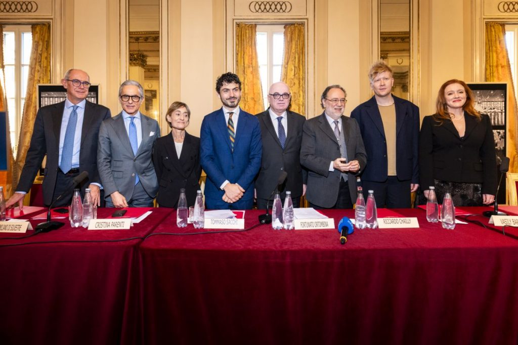 BMW Italia celebra 20 anni di partnership alla Prima della Scala 2025. Eleganza e tradizione.