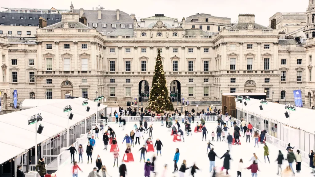 Patinaggio sul ghiaccio a Somerset House Indirizzo: Skate at Somerset House, Strand, Londra WC2R 1LA...