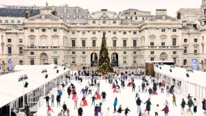 Patinaggio sul ghiaccio a Somerset House Indirizzo: Skate at Somerset House, Strand, Londra WC2R 1LA...