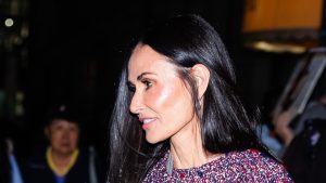 Demi Moore reinventa il bouclé: un classico sempre attuale e di tendenza.