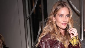 Rosie Huntington-Whiteley sorprende con un trench coat che rivoluziona l’uso dei colori audaci.