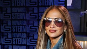 Rivoluziona il double denim con il blazer chic di Jennifer Lopez. Scopri lo stile!