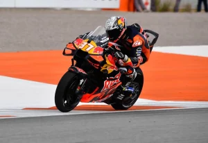 Acosta domina le prove di Valencia, Bezzecchi si piazza secondo. MotoGP in fermento!