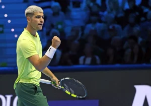 Alcaraz supera Fritz e avanza verso le semifinali delle ATP Finals.
