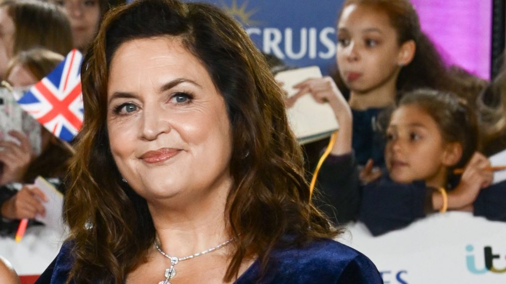 Ruth Jones presenta il jeans perfetto: un must-have per ogni stagione stilosa.