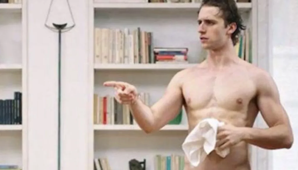 Brando Bertrand anni dopo lo spot “Succhino?” rivela: “Ho venduto foto piedi”