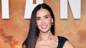 Demi Moore sfoggia un abito in denim: l’icona del red carpet per ogni occasione.