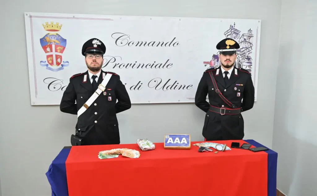 Fuga da posto di blocco a Udine: due arresti con cocaina e armi.