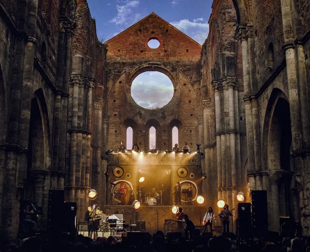 Lucio Corsi pubblica “La Chitarra nella Roccia” live all’Abbazia di San Galgano