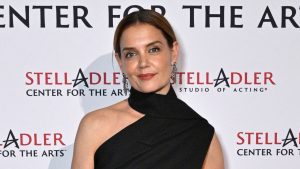 Katie Holmes sfoggia il collo trendy della stagione: scopri il suo look innovativo!