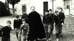 Valditara promuove il “peer tutoring”: l’eredità di Don Milani nella formazione docente.