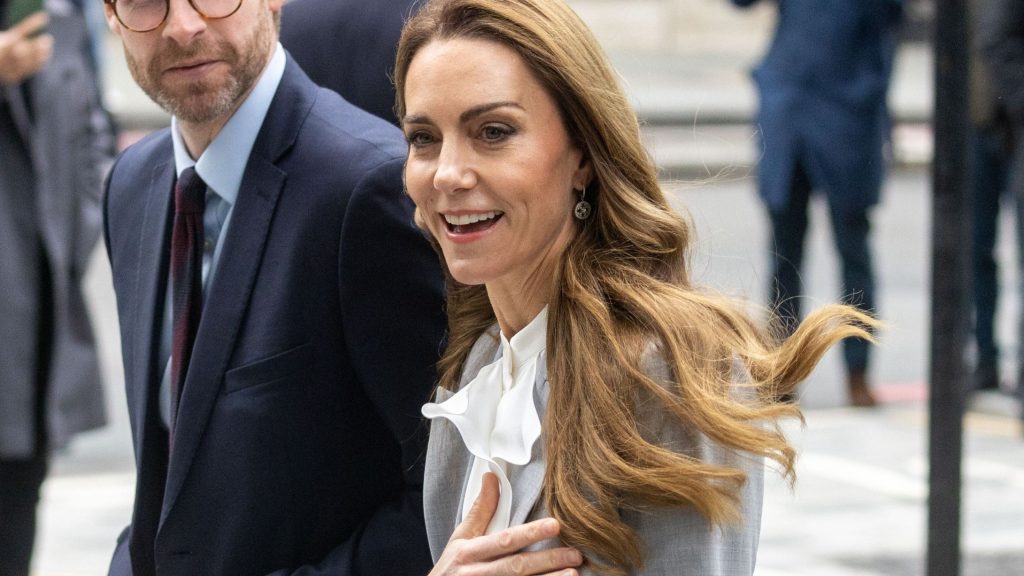 Kate Middleton sfoggia un elegante completo grigio, dimostrando come affrontare l’inverno con stile