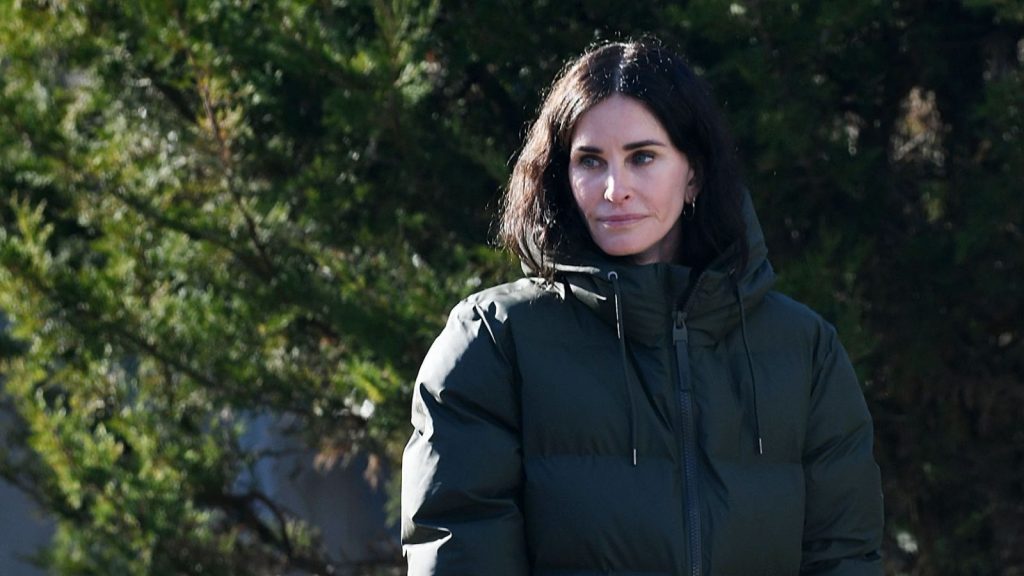 Courteney Cox sfoggia l’outfit invernale perfetto: un look casual da copiare subito!