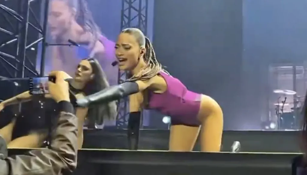 Elodie respinge un fan che cerca di filmarla piegata in modo invadente