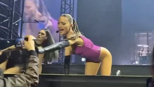 Elodie respinge un fan che cerca di filmarla piegata in modo invadente