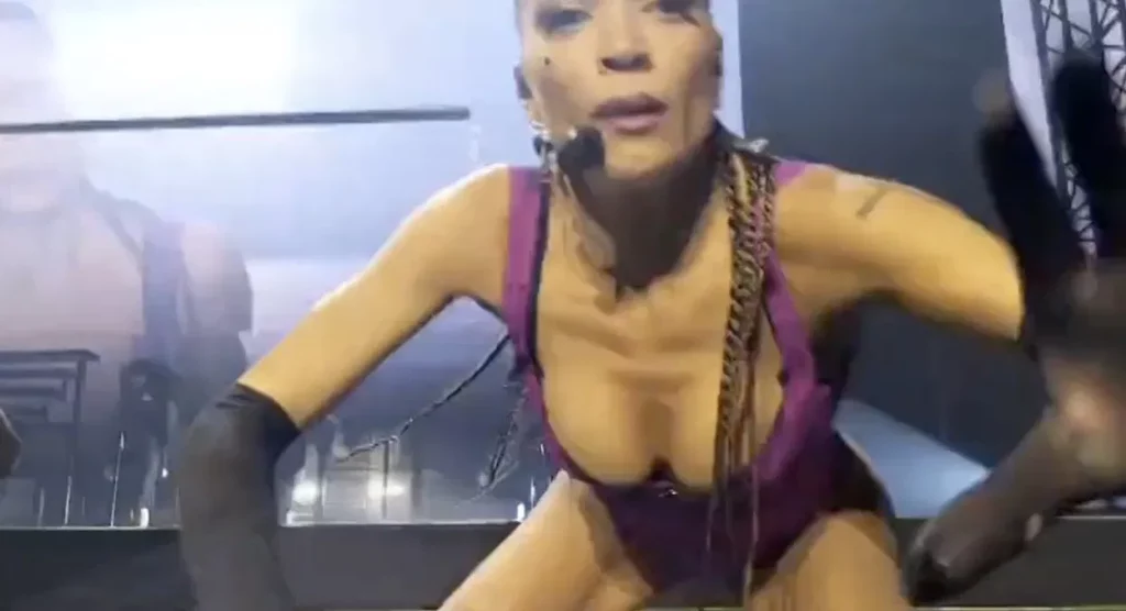 Elodie a Messina, fotografo: «Hanno gettato il mio telefono a terra durante il concerto»