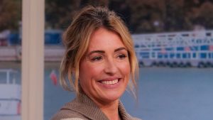 Il cardigan Fair Isle di Cat Deeley: l’ideale sostituto per le giornate autunnali miti.