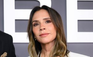 Eleganza della stagione: il look gonna e blazer di Victoria Beckham conquista le feste.