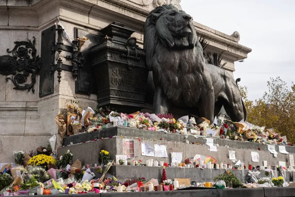 Francia commemora le vittime degli attentati Isis del 2015 con cerimonie toccanti.