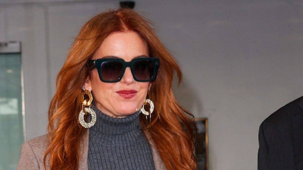 Rinnova il tuo workwear con lo stile invernale di Isla Fisher.