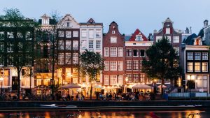 Mercati all'aperto ad Amsterdam Quasi ogni giorno ad Amsterdam puoi immergerti nell'atmosfera vivace...