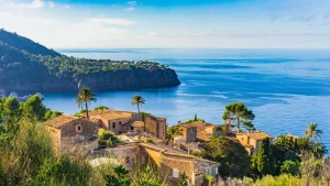 Aprile segna un cambiamento in Europa, poiché gli abitanti del sud del continente ripongono i...