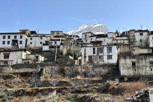 Cambiamenti climatici mettono a rischio le case tradizionali in un villaggio nepalese.