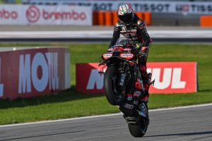 Bezzecchi trionfa nel GP di Valencia, con Fernandez e Di Giannantonio sul podio.