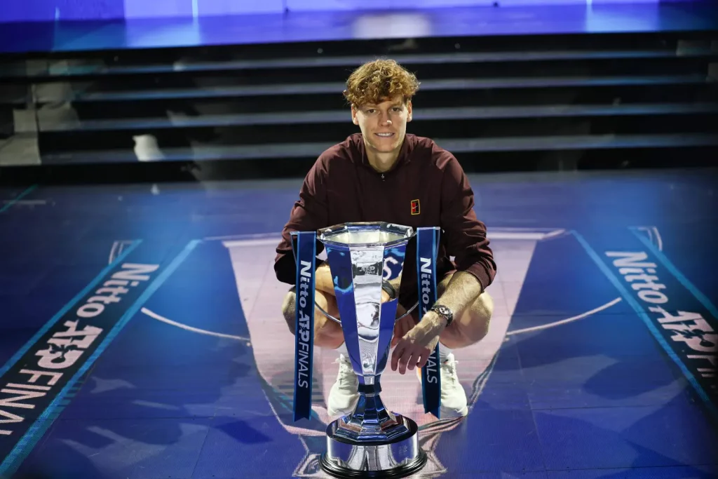 Jannik Sinner conquista la ribalta: la stampa celebra il talento italiano alle ATP Finals.