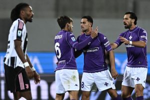 Fiorentina-Juventus 1-1: Mandragora risponde a Kostic, cori razzisti contro Vlahovic.