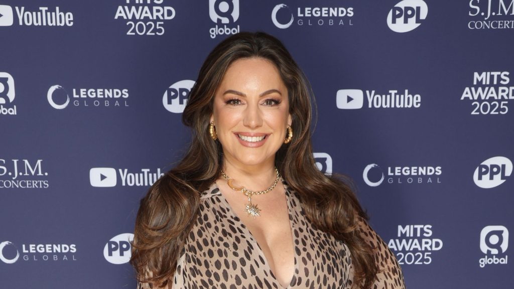 Kelly Brook reinventa il look con un vestito animalier irresistibile e alla moda.