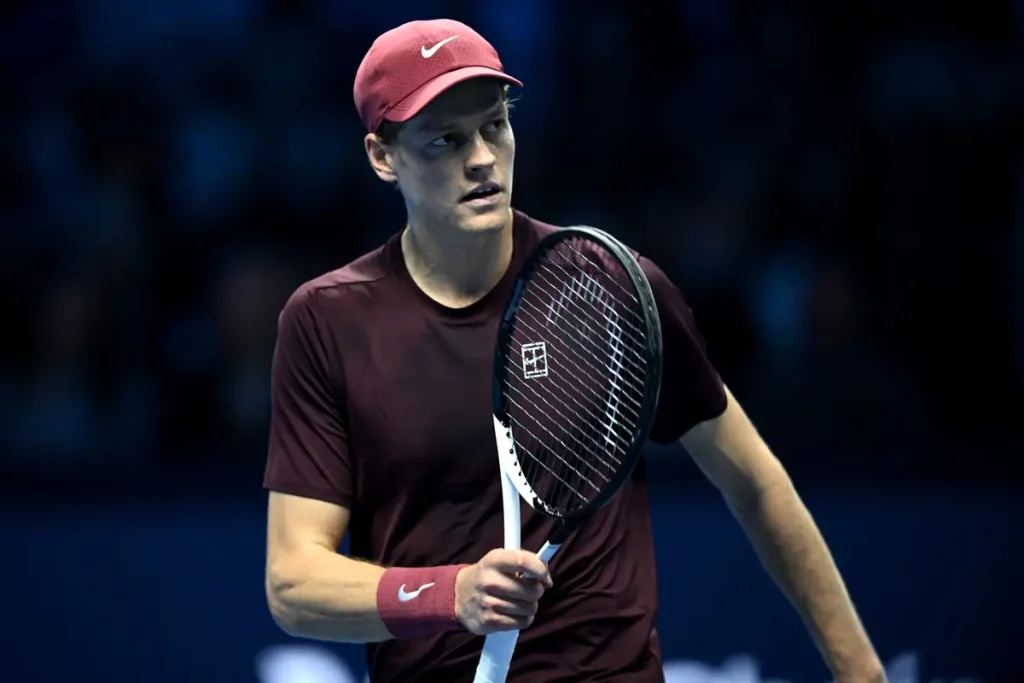 Sinner trionfa su De Minaur e raggiunge la finale delle ATP Finals per la terza volta.