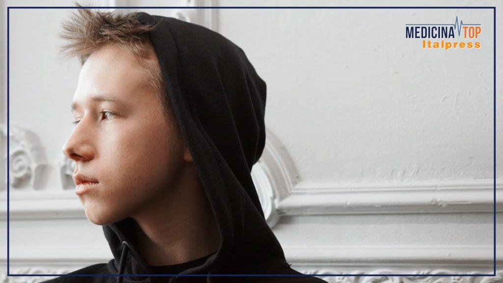 Adolescenti italiani: 54mila Hikikomori affrontano ansie sociali e pressioni sul futuro.