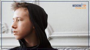 Adolescenti italiani: 54mila Hikikomori affrontano ansie sociali e pressioni sul futuro.