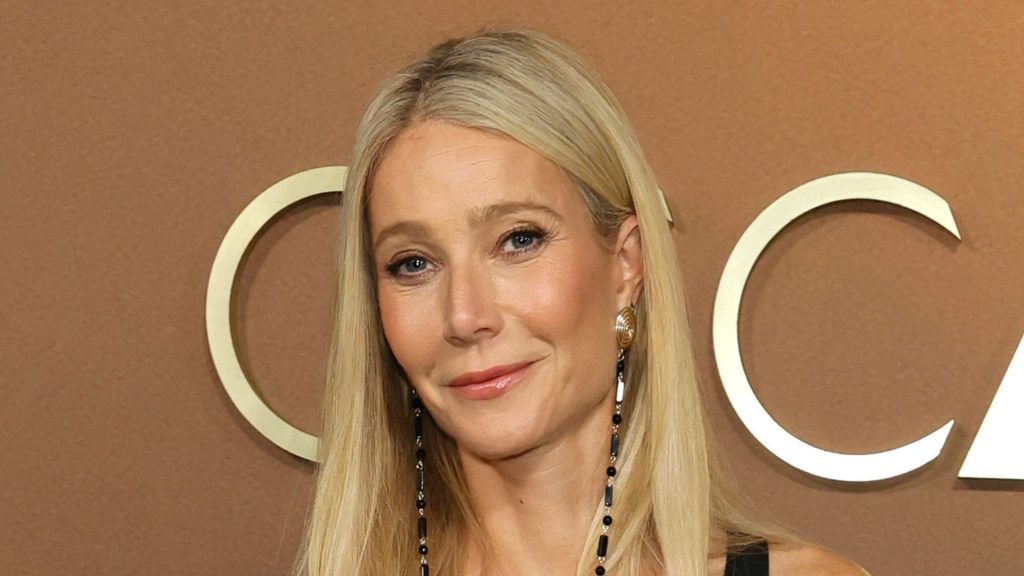 Gwyneth Paltrow: il lungo abito nero, regina dell’eleganza per l’autunno e l’inverno.