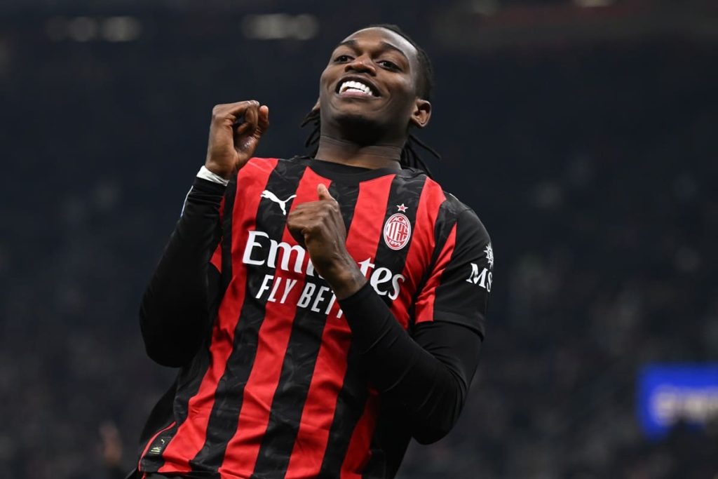 Milan batte Lazio 1-0: Leao regala la vetta ai rossoneri per una notte.