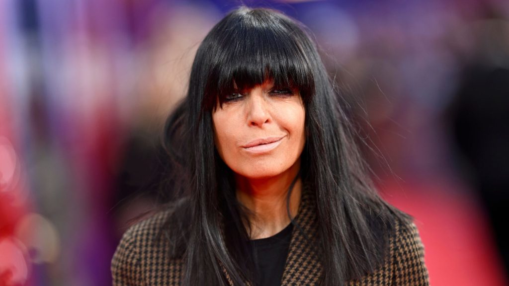 Lo Stile Inconfondibile di Claudia Winkleman Claudia Winkleman ha rivoluzionato i nostri guardaroba...