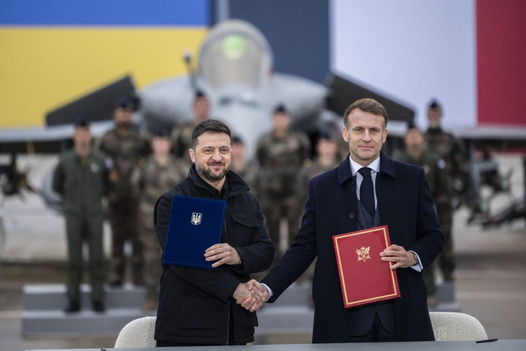 Zelensky e Macron accordano fornitura di 100 caccia a Kiev per potenziare le difese.