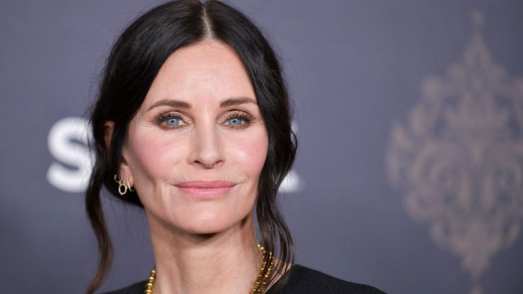 Stile invernale: l’outfit di Courteney Cox con jeans e sneakers da copiare subito.