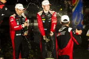 Sebastian Ogier trionfa nel Rally del Giappone: ora è lotta a tre per il titolo.