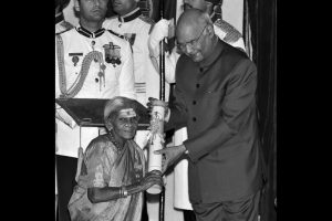 Addio a Saalumarada Thimmakka, la madre degli alberi, deceduta a 114 anni.