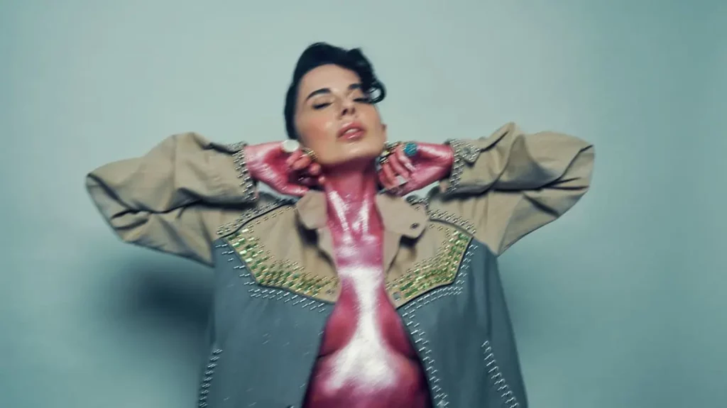 Paola Iezzi torna con il nuovo singolo energico “Superstar” per conquistare le classifiche