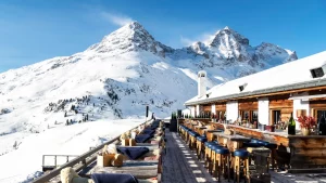 Se stai cercando un'après-ski vivace ma meno affollata rispetto ai famosi Verbier e Val D’Isere...