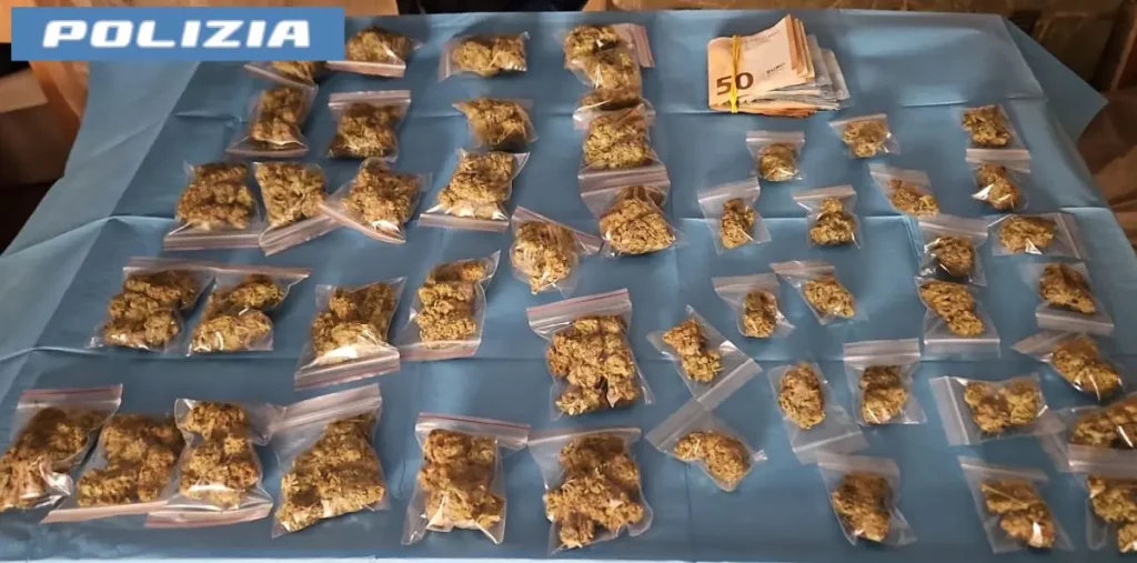 Sedicenne arrestato a Catania: droga e fucile a canne mozze trovati in cantina.