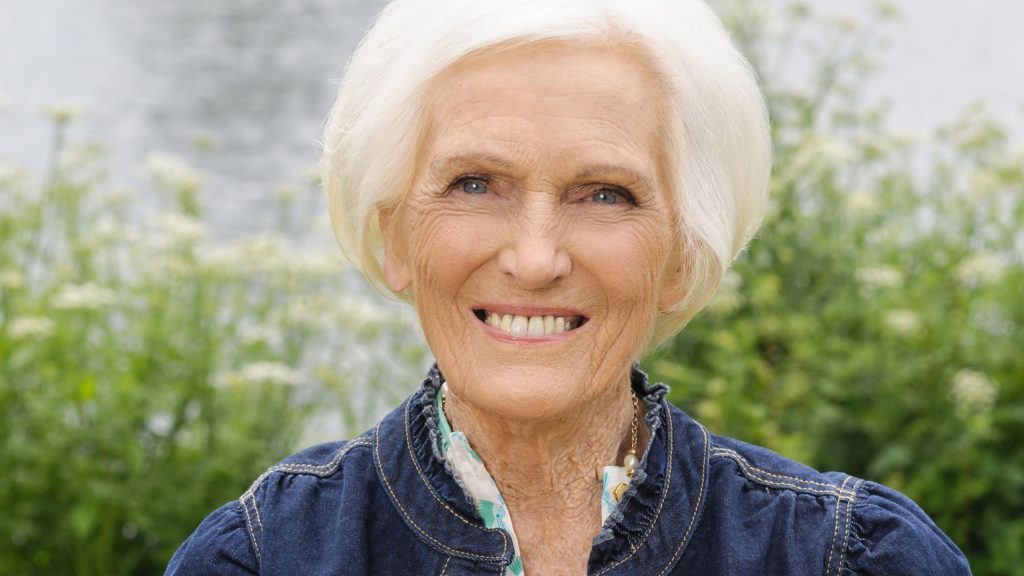 Mary Berry reinventa il denim doppio: stile elegante e comfy per l’autunno.