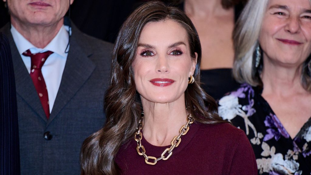La formula di stile discreto di Letizia di Spagna perfetta per la stagione delle feste