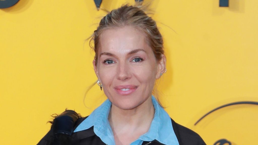 Sienna Miller dimostra che i jeans bianchi possono essere eleganti anche in inverno.