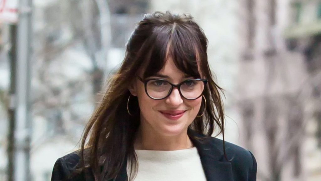 Dakota Johnson: Jeans e blazer, l’accostamento intramontabile del fashion, con stivali sempre alla moda.