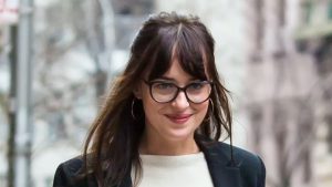 Dakota Johnson: Jeans e blazer, l’accostamento intramontabile del fashion, con stivali sempre alla moda.
