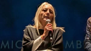 Camilla Costanzo trionfa al Premio Settembrini con il romanzo “Tempo al tempo”